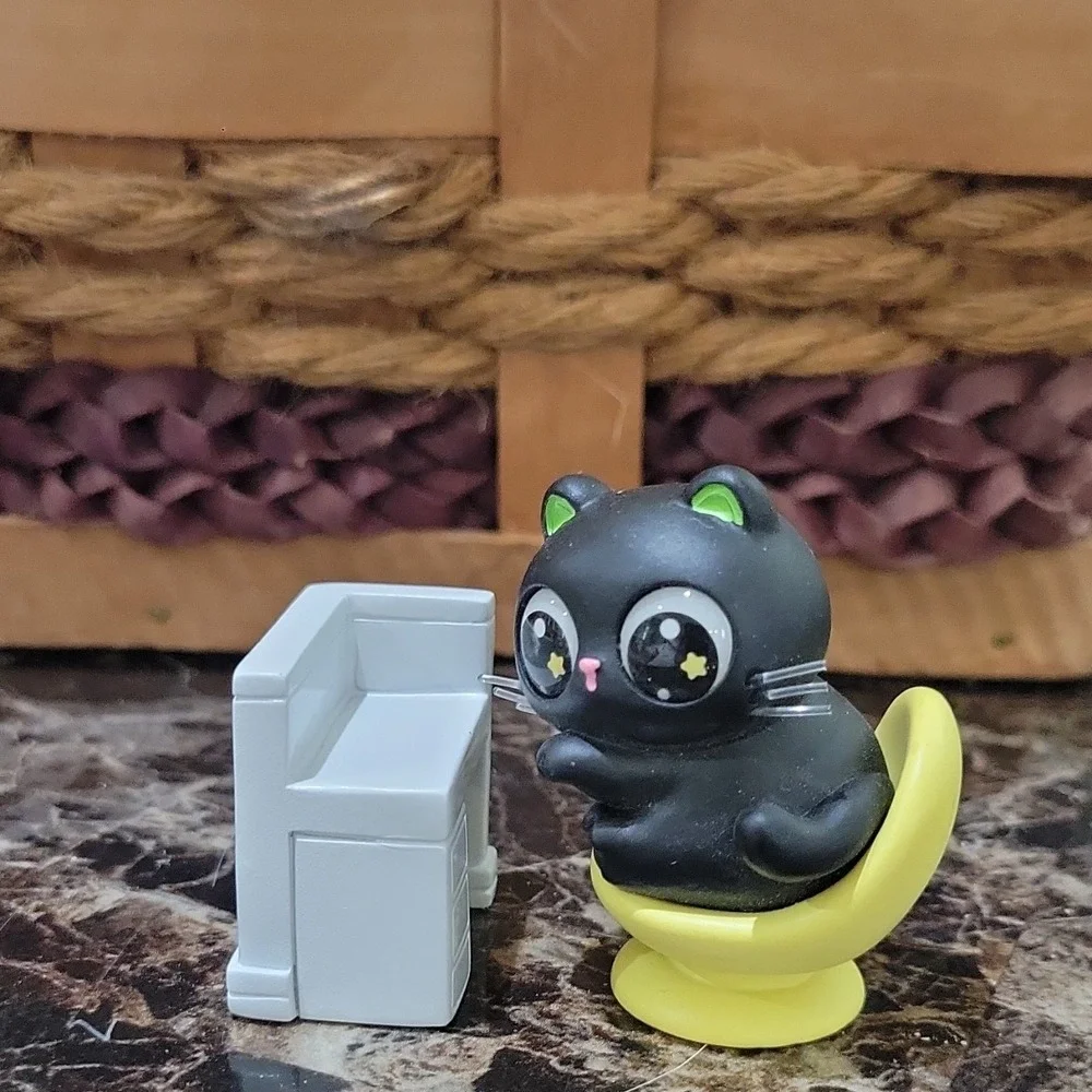 XIN ZHI JI Little Black Resin Figurine Black Cat at Desk Animal Theme 1040-379